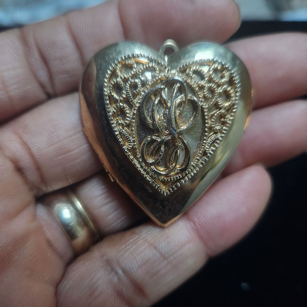 Vintage Gold Tone Filigree Heart Locket Pendant Scroll Design Romantic Jewelry